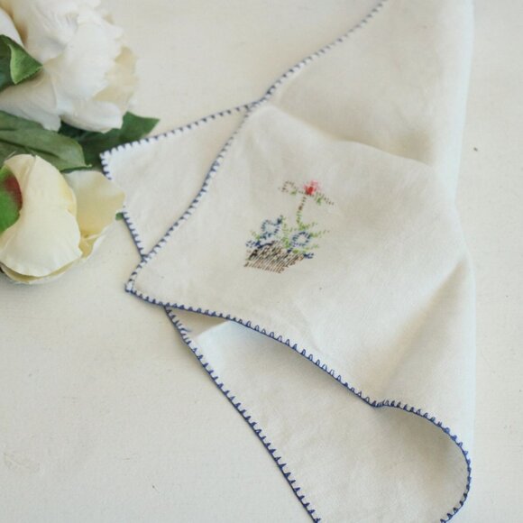 Vintage 1940s 1950s Napkin Embroidered Flower Basket Linen Doily or Table Topper - Picture 8 of 10